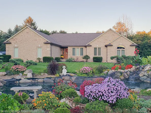 751 Bristol Ln, Clarkston, MI 48348