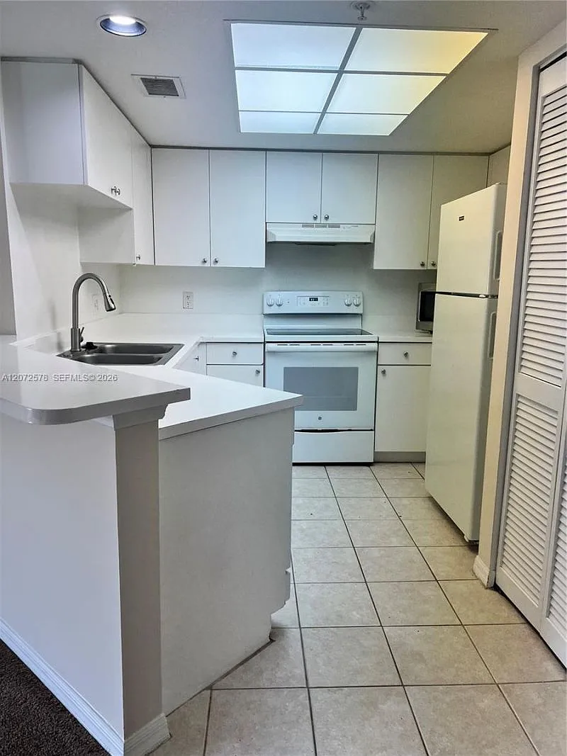 2 bed, 2.0 bath, 1054 sqft, $2,300 — Photo 2