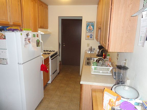 Kitchen with fridge, gas stove and oven, double basin stainl