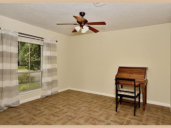 4th image of 8402 Oakwood Dr
