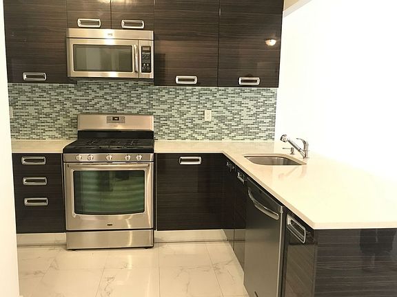 2nd image of 2753 Crescent St APT 2D