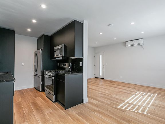 3rd image of 1917 Montrose St #9