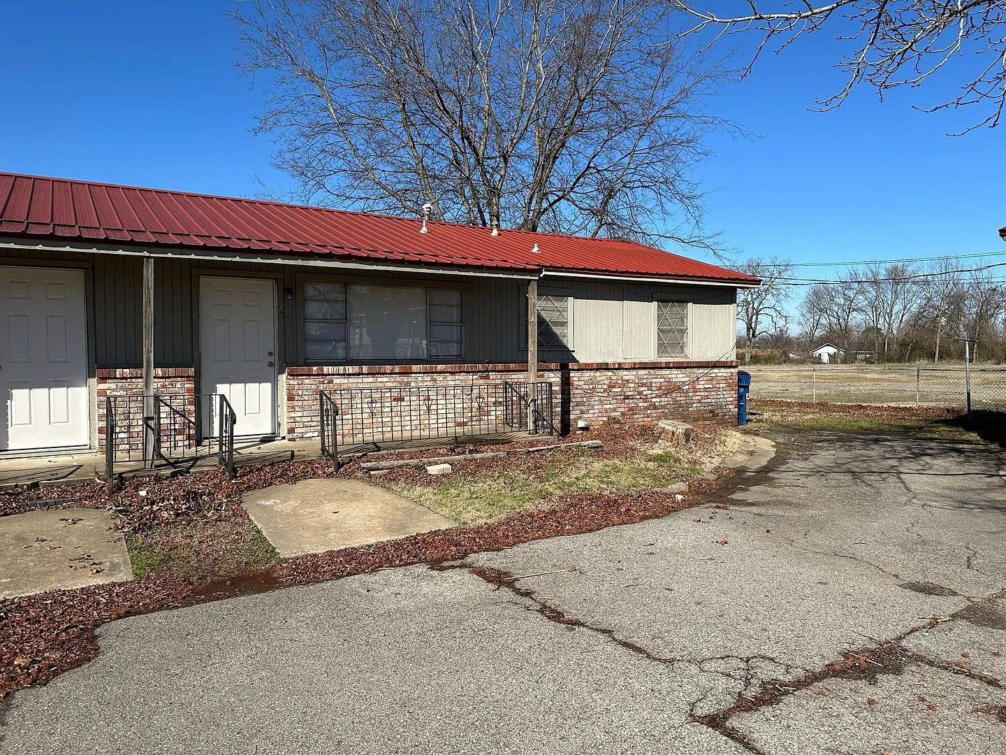 Charming 2 Bedroom, 1 Bathroom Duplex — Photo 2