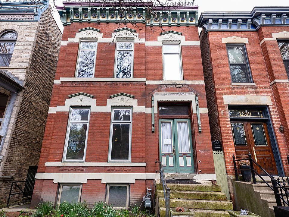 welcome to 1251 N Hoyne Ave in Wicker Park