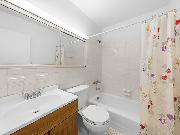 5th image of 220 E 60th St APT 6A