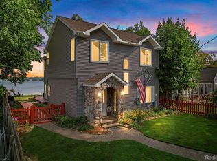 6724 Hatchery Rd, Waterford, MI 48327