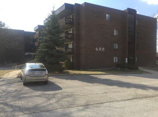 690 Chandler Rd APT 104, Gurnee, IL 60031