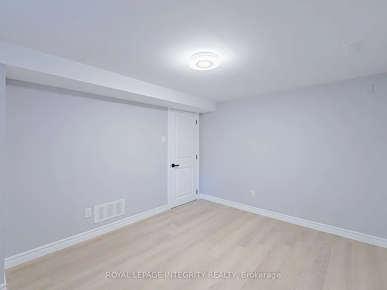 1746 Gage Cres #B — Photo 17