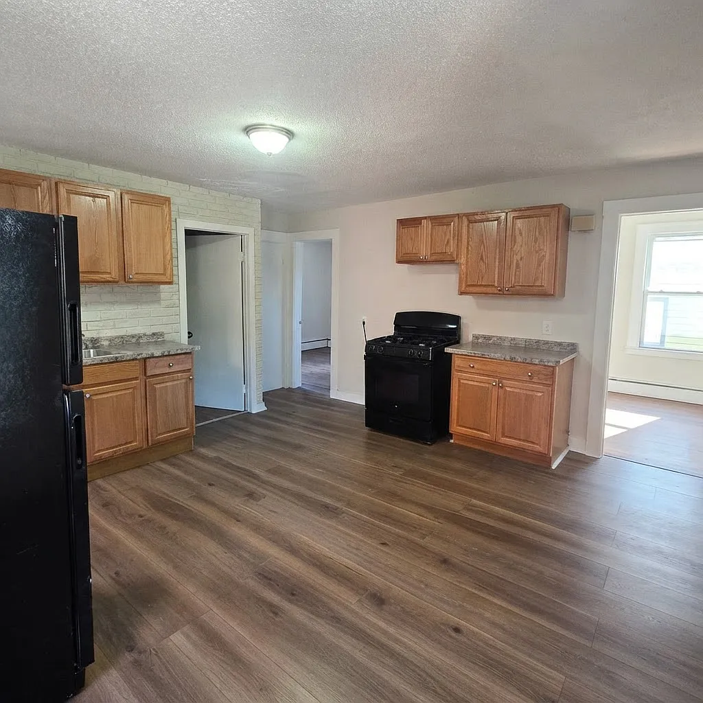 4 bed, 2495 sqft, $2,350 — Photo 2