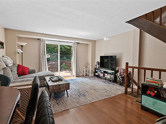 5th image of 304 Bayberry Ln