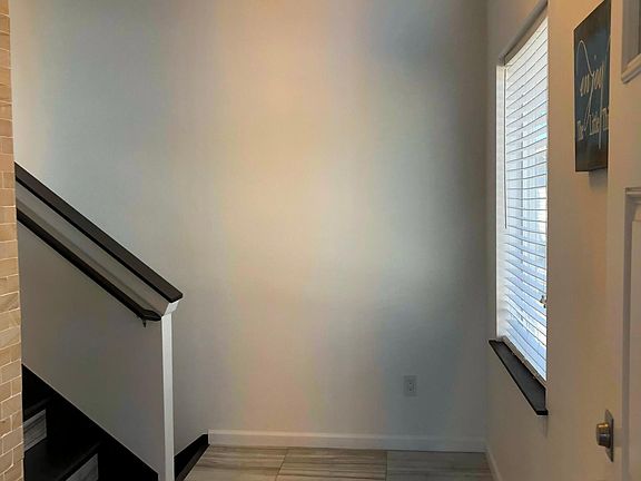 5th image of 525 Queen Ave NE