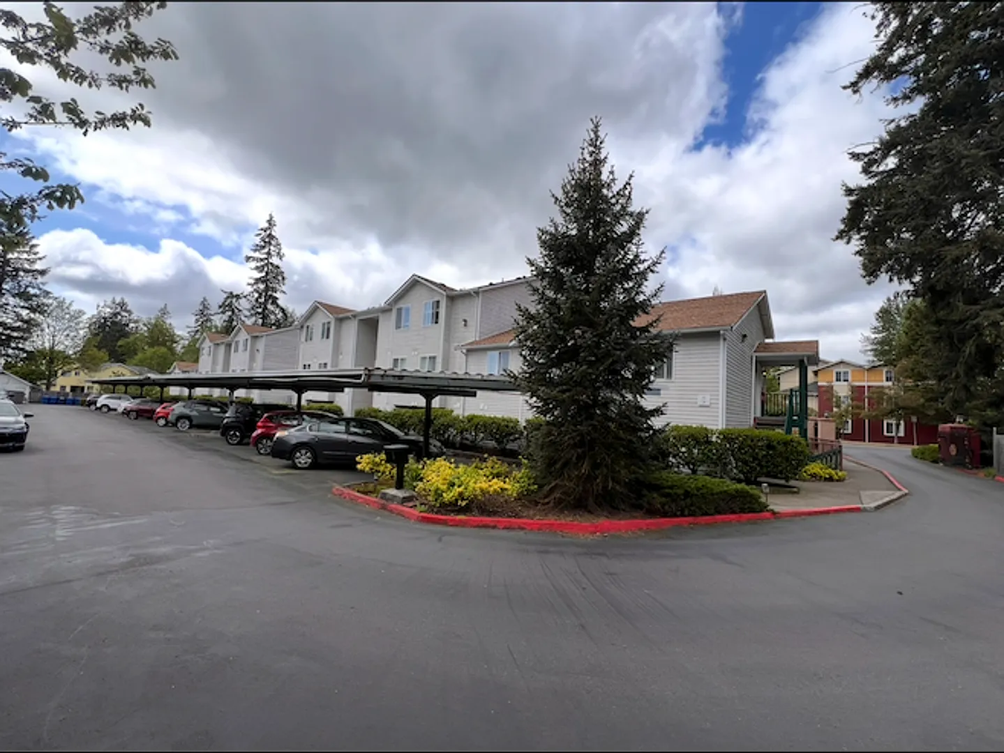 Twin Peaks Apartments — Photo 1