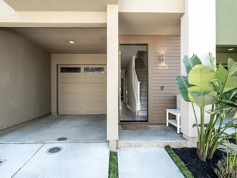 Outrigger Ln — Photo 3