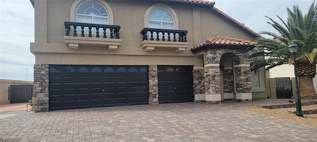 4 bed, 2.5 bath, 2306 sqft, $5,000 — Photo 1