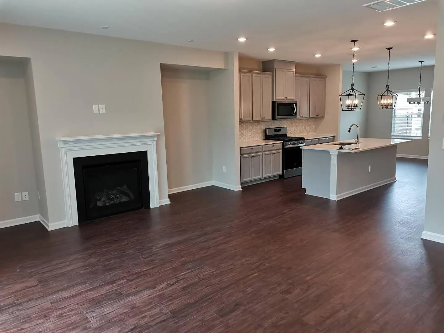 4 bed, 2.5 bath, 1889 sqft, $2,200 — Photo 3