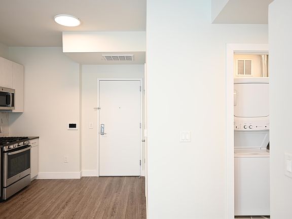 3rd image of 475 William St Unit 507