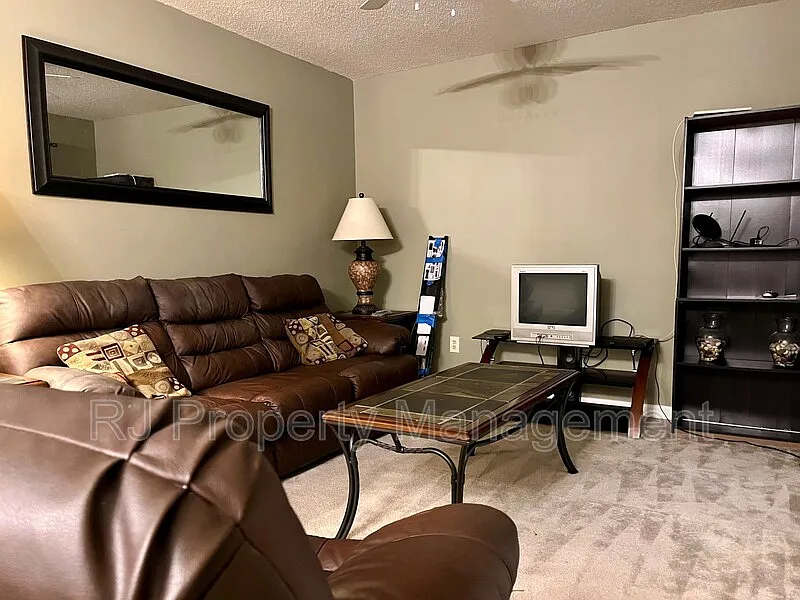 2 bed, 2.0 bath, 960 sqft, $995 — Photo 2