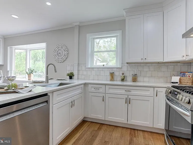 702 Kingston Rd — Photo 3