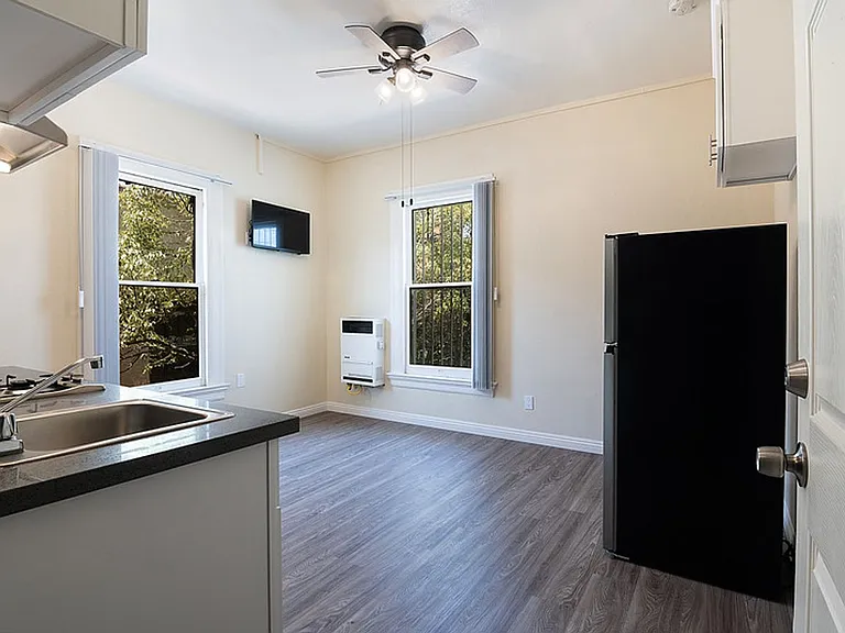 1017 S Burlington Ave — Photo 27
