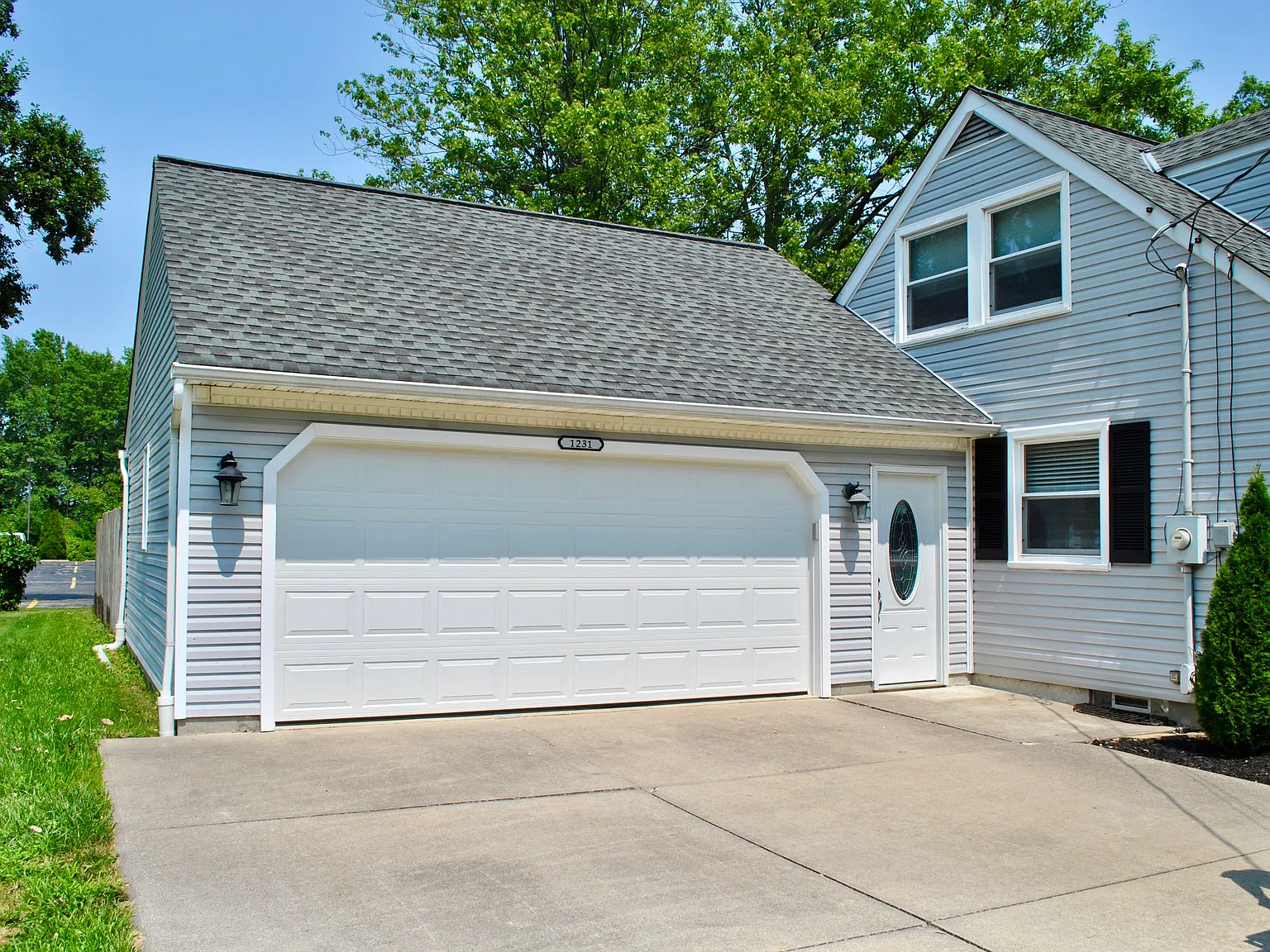 1231 Spruce Tree Ln — Photo 3
