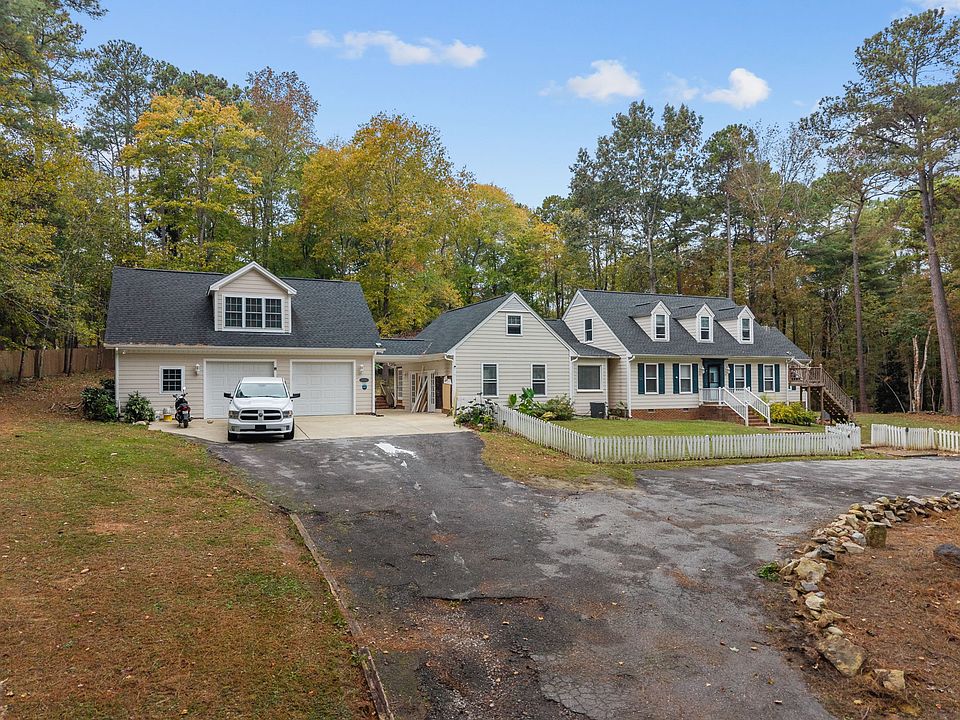 Great detached garage apartment for rent! Desirable neighborhood.