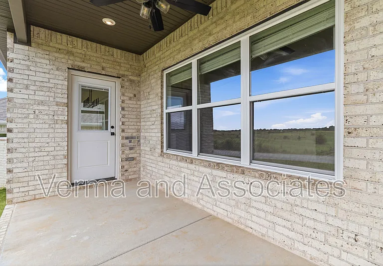 920 Trestle Ln — Photo 3