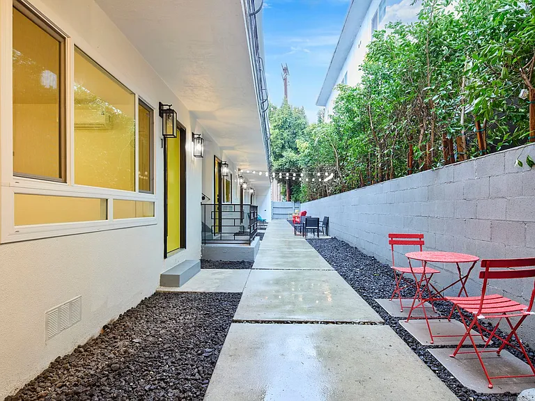 1047 N Sierra Bonita Ave — Photo 14