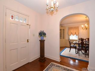 121 Roxen Rd, Rockville Centre, NY 11570