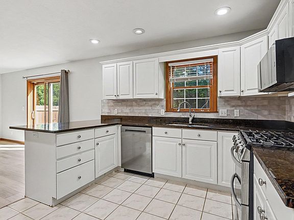 3rd image of 5 Shore Manor Dr