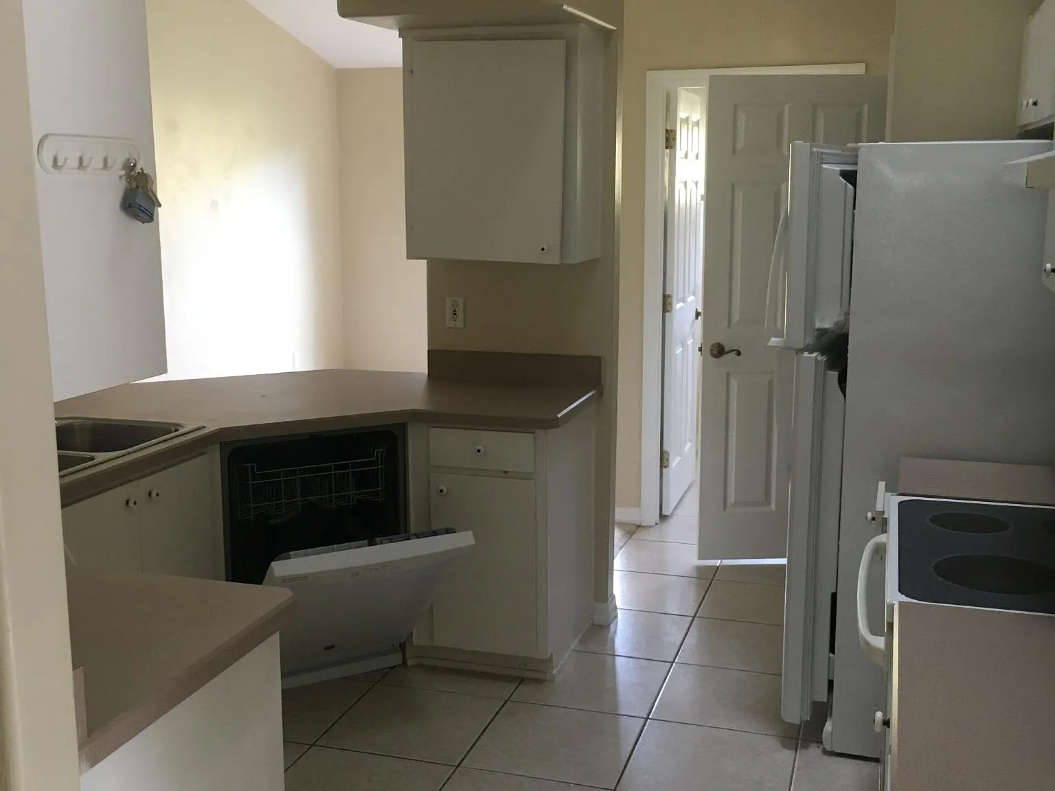 3 bed, 1976 sqft, $2,600 — Photo 2
