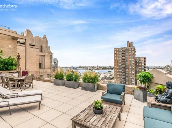 425 West 50th Street image 3 of 16