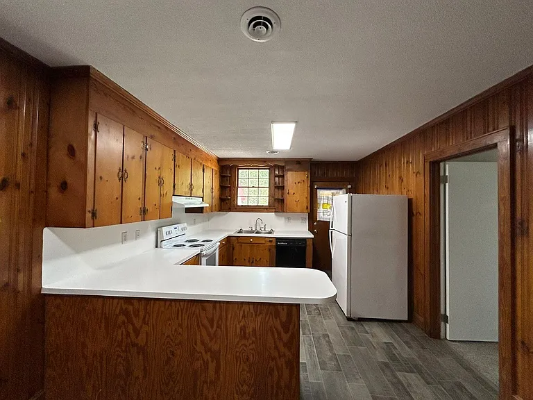 411 E Charlotte Ave — Photo 6
