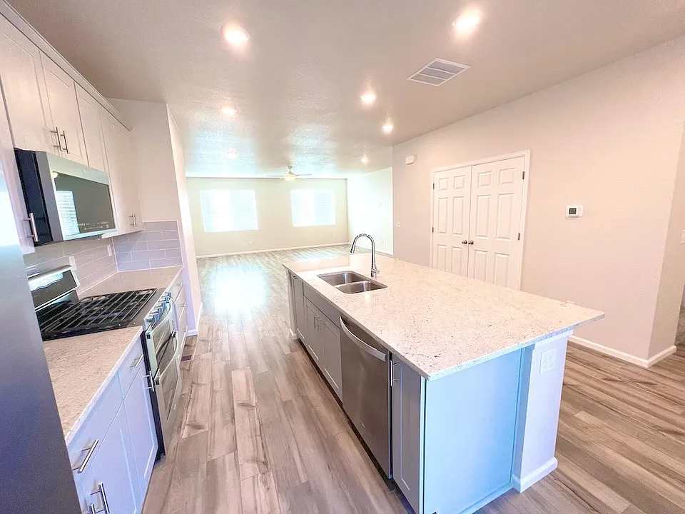 3 bed, 3.5 bath, 1982 sqft, $2,899 — Photo 2