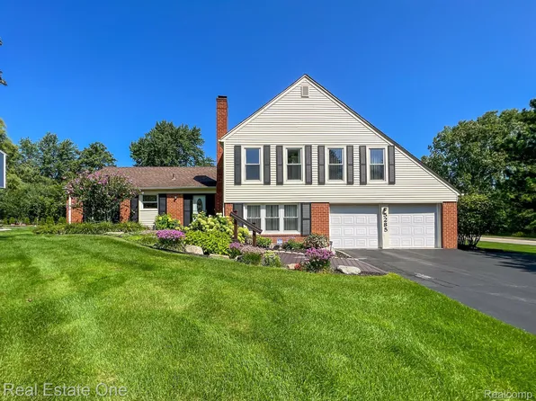 5285 Hardwoods Dr, West Bloomfield, MI 48323