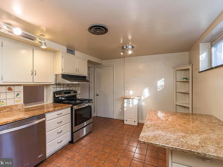 9322 W Parkhill Dr — Photo 25