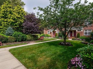 53 Edwards St APT 1B, Roslyn Heights, NY 11577