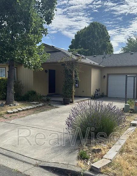 1951 SW Betty Ln — Photo 2