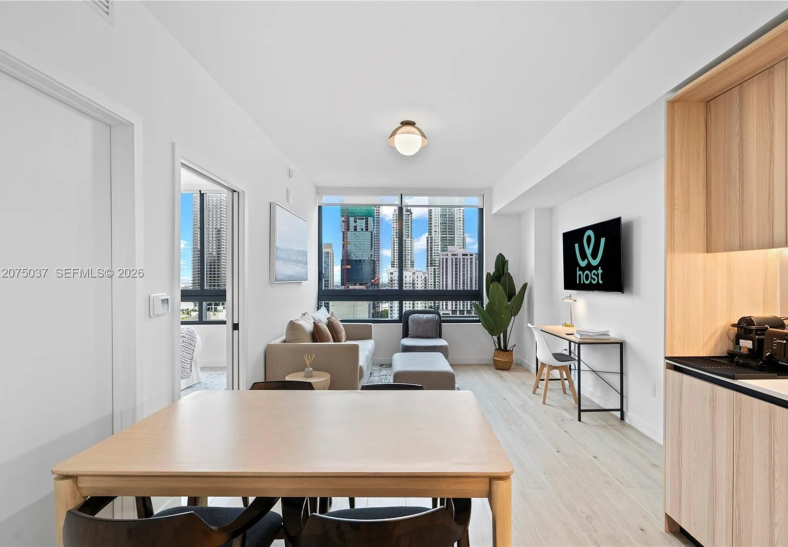 District 225 Condo — Photo 4