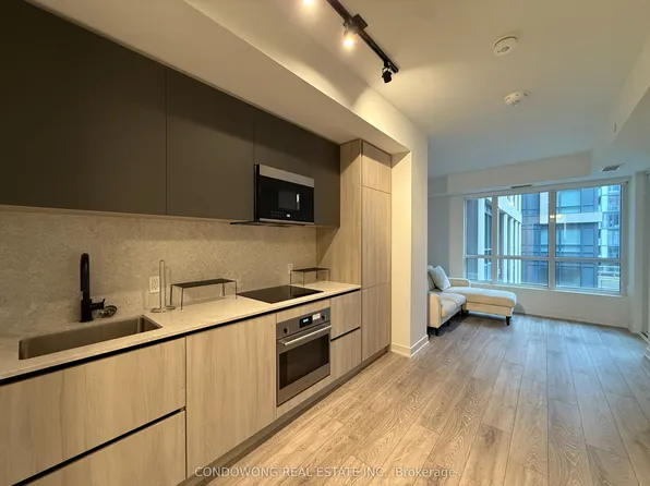108 Peter St #912, Toronto, ON M5V 0W2