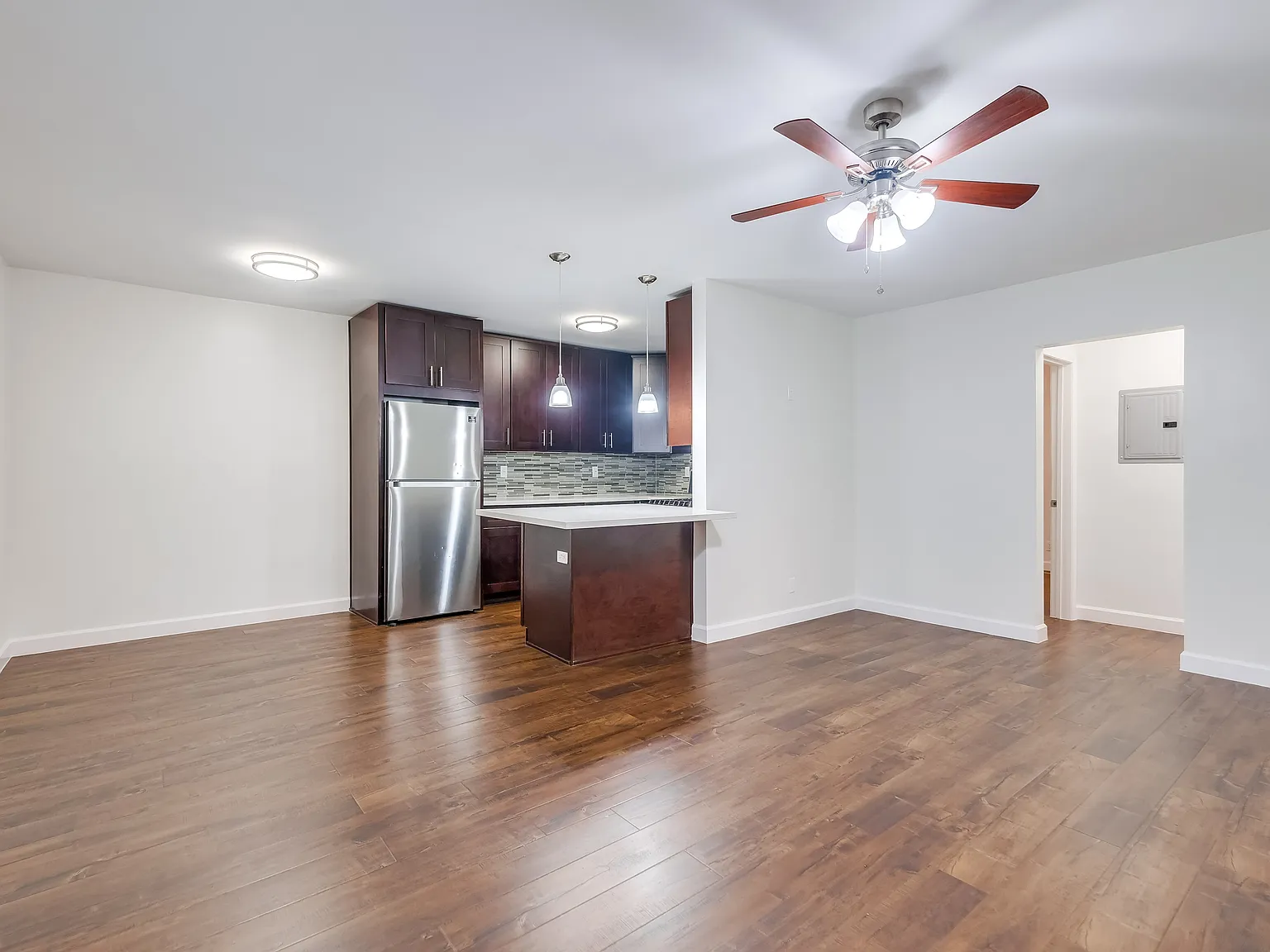 629-633 W Hyde Park Blvd — Photo 3