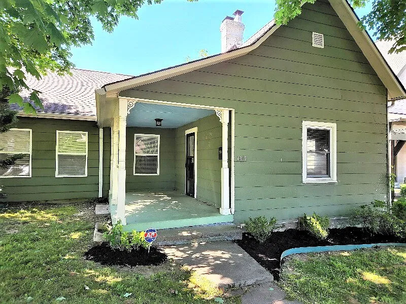 3 bed, 2.0 bath, 1651 sqft, $3,200 — Photo 2