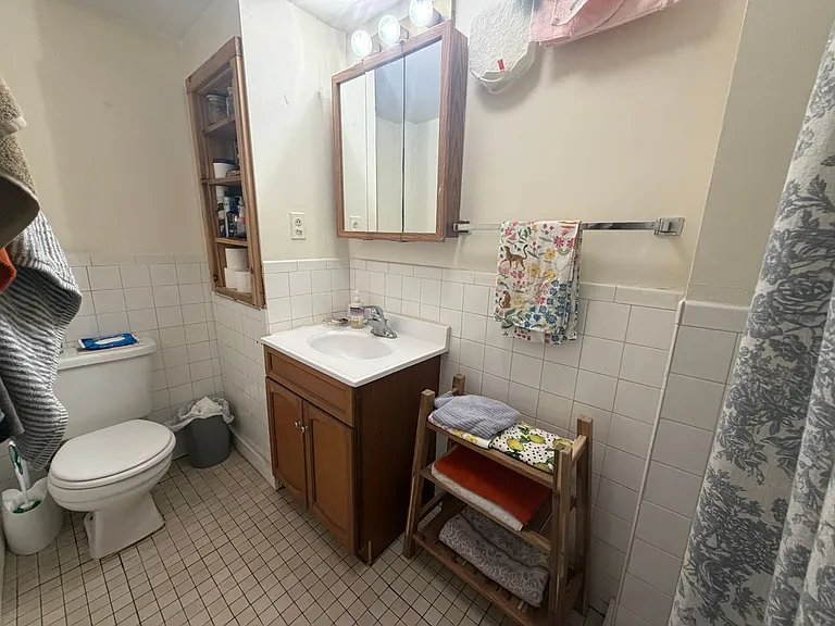 2420 N Seminary Ave — Photo 8