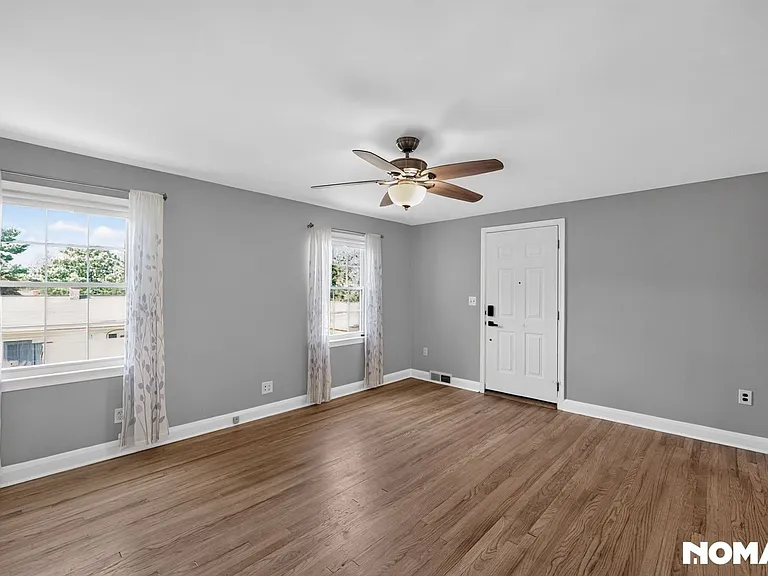 442 Westshire Dr — Photo 5