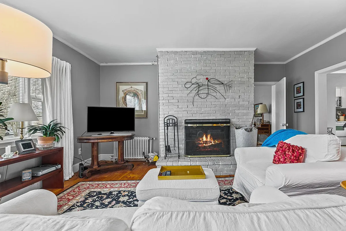 Building Photo - 46 Chastellux Ave #M8