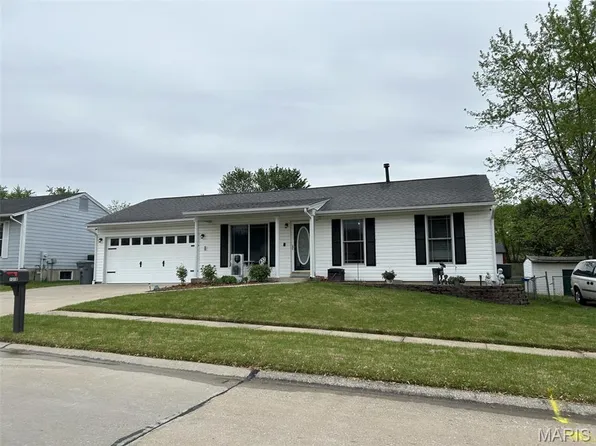 1318 Half Moon Dr, O'Fallon, MO 63366