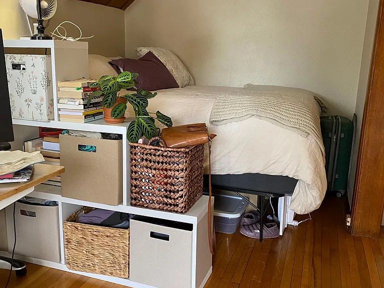Showing a queen size bed