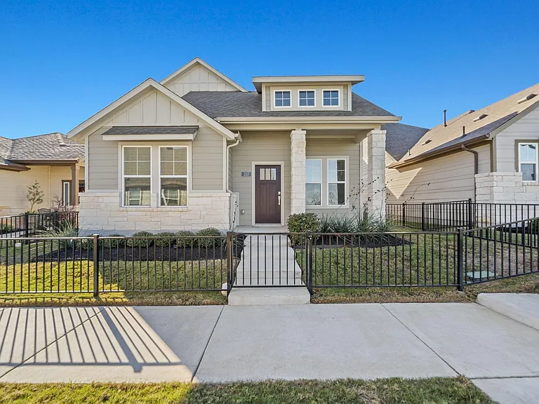 217 Pinnacle Ln — Photo 1