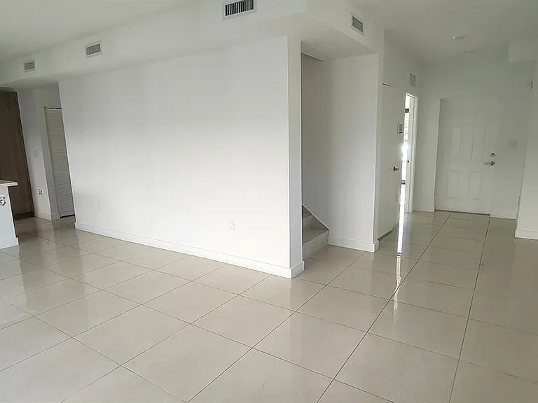 110 NW 11th Ct — Photo 5