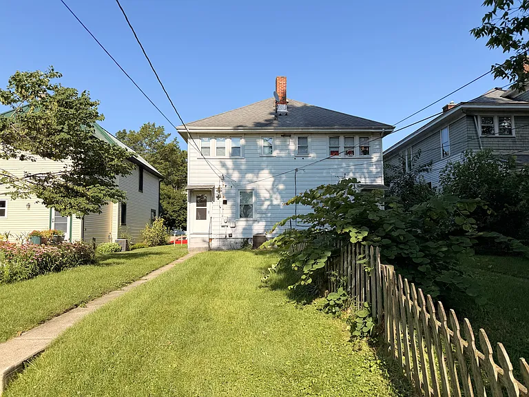Well-maintained Double with Small Yard — Photo 6