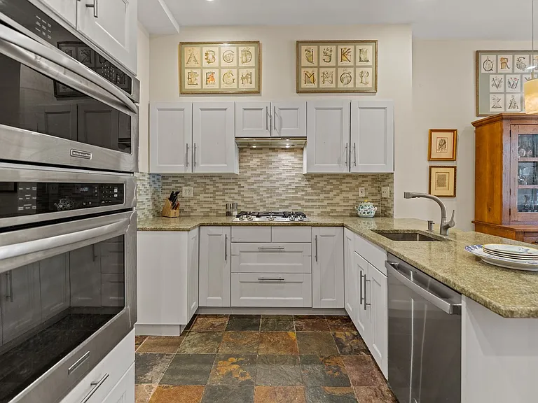 2426 I St NW — Photo 11